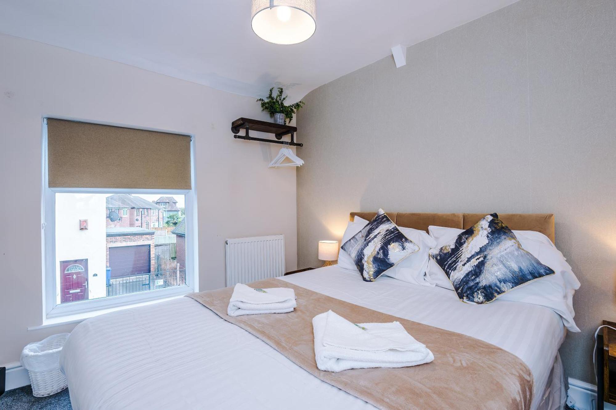 Oxford House By Yourstays - 3 Bedroom House In Newcastle-Under-Lyme Stoke-on-Trent Kültér fotó