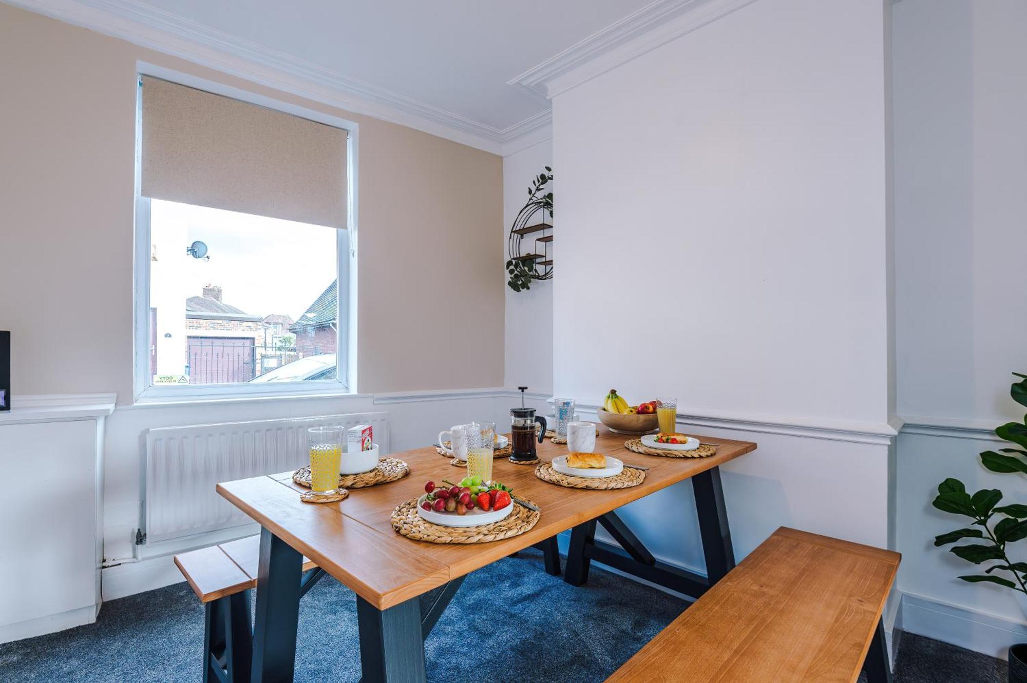 Oxford House By Yourstays - 3 Bedroom House In Newcastle-Under-Lyme Stoke-on-Trent Kültér fotó